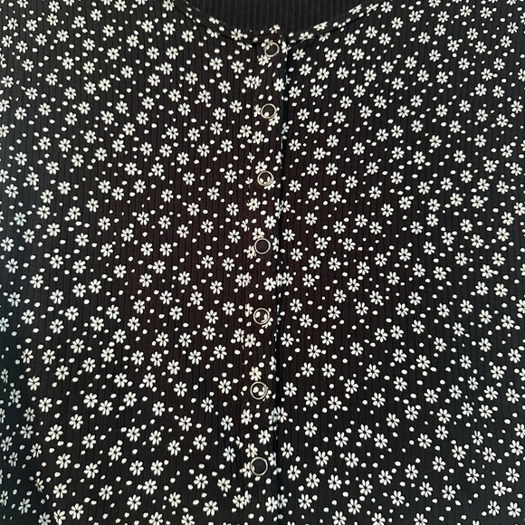 American Eagle Outfitters Soft & Sexy Ribbed Shirt - Size M Black Floral Print - Picture 3 of 4